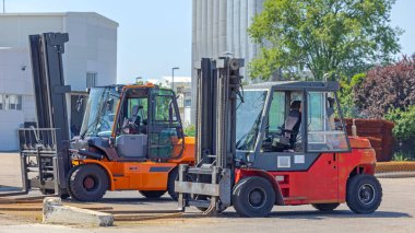 Büyük Diesel motorlu Forklift Kamyonları Depo Yard Sunny Day 'de