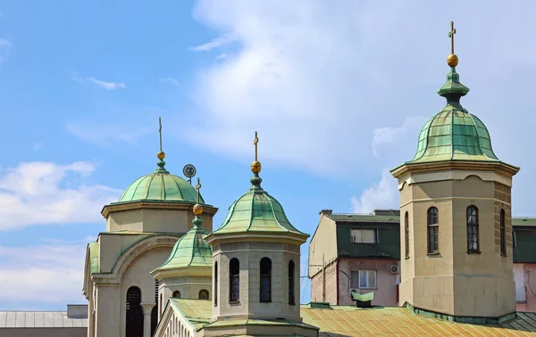 Kuppeln Der Serbisch Orthodoxen Himmelfahrtskirche Belgrad Einem Sonnigen Sommertag — Stockfoto