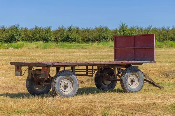 Pusty Flatbed Rolnictwo Przyczepa Polu Słoneczny Letni Dzień — Zdjęcie stockowe