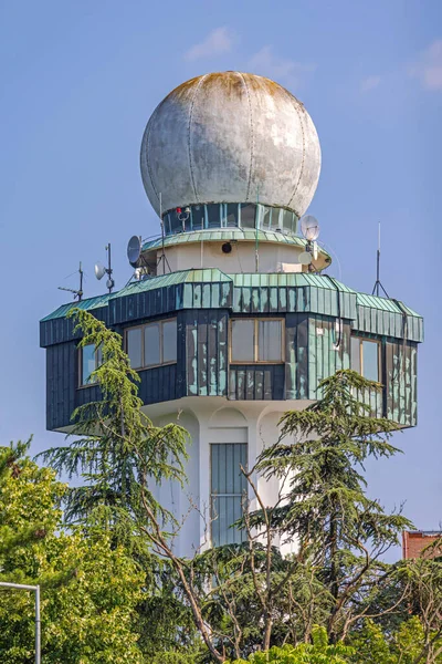 Αντοχή Ραντάρ Επιτήρησης Καιρού Doppler Στον Μετεωρολογικό Σταθμό Tower — Φωτογραφία Αρχείου