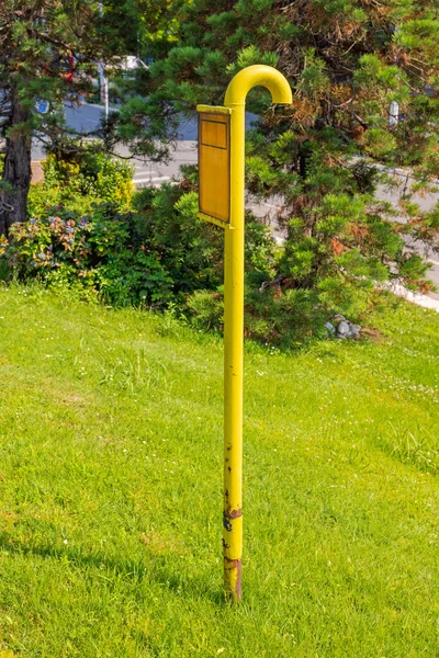 Unterirdische Erdgaspipeline Gelbes Entlüftungsrohr Stadtpark — Stockfoto