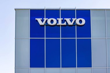 Belgrad, Sırbistan - 3 Temmuz 2023: Zemun 'daki Araba galerisinde Büyük İmza Volvo.