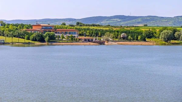 塞尔维亚鲁马 2023年7月3日 Pavlovac Lake Kurdos Summer Day的Novak Djokovic House — 图库照片
