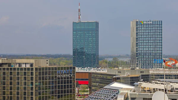 セルビア ベオグラード 2023年4月9日 ホテル ハイアットと2つのタワーが近代的なオフィスビルを使用 スカイスクレーパービル — ストック写真