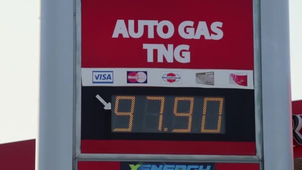 Belgrad Serbien März 2022 Die Anzeigetafel Für Die Kraftstoffpreise Der — Stockvideo