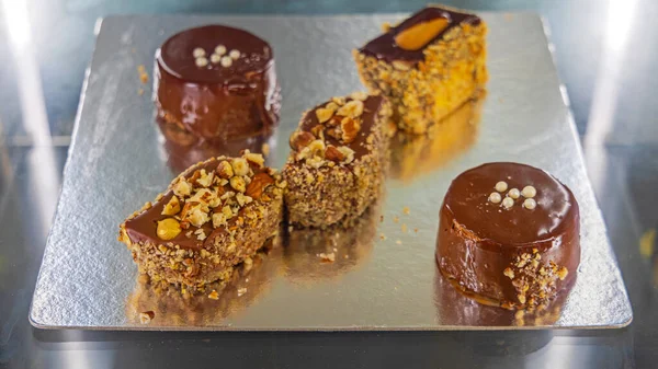 Орешки Шоколадные Торты Серебряном Подносе Холодильнике — стоковое фото