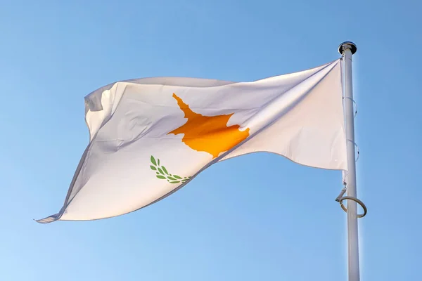 Nationell Flagga Cypern Blue Sky Blåsig Solig Dag — Stockfoto