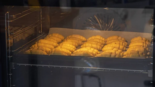 Bakken Croissants Dienblad Oven Home Koken — Stockfoto