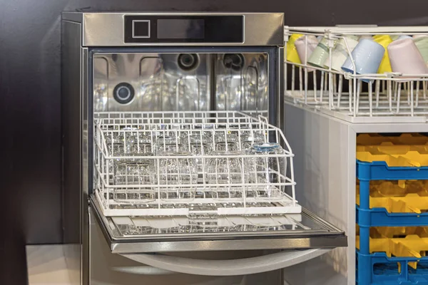 Відкриті Двері Комерційна Пральна Машина Посуду Стійкою Вставкою Окулярів — стокове фото