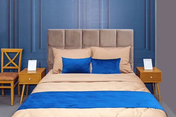 King Size Κρεβάτι Διπλά Μαξιλάρια Classic Στυλ Υπνοδωμάτιο Εσωτερικό — Φωτογραφία Αρχείου