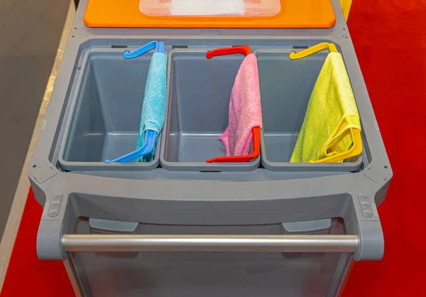 Farbcodiertes Mikrofasertuch Bei Janitors Trolley Cart Reinigungsgeräten — Stockfoto