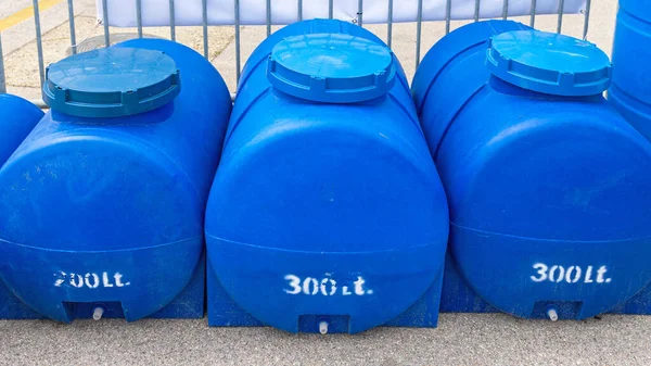 Big Blue Plastic Clean Drinking Water Storage Tanks Reservoirs — Stock Photo, Image