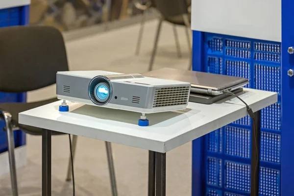 Masasında Defteri Bilgisayarı Olan Konferans Odası Lazer Video Projektörü — Stok fotoğraf
