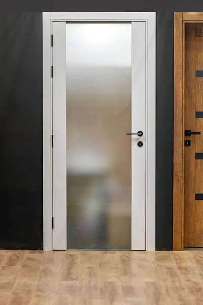 Porta Vidro Fosco Com Moldura Branca Parede Preta Home Interior — Fotografia de Stock