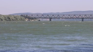 Belgrad 'daki Tuna Nehri üzerindeki Pancevo Köprüsü Sırbistan' ın Rüzgarlı Günü