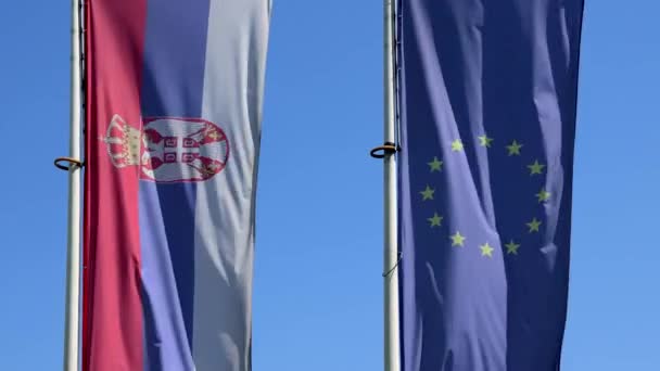 Die Flaggen Serbiens Und Der Europäischen Union Windigen Sonnigen Tag — Stockvideo