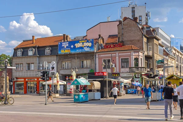 セルビアのニス 2022年8月4日 人々はコピタレヴァとオブレノビチェワ通りを歩く歩行者ゾーン旧市街夏の日 — ストック写真