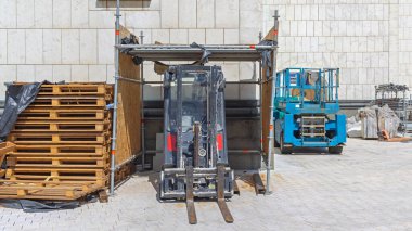 İnşaat Platformu İnşaat Alanında Tahta Paletler Forklift Yığını