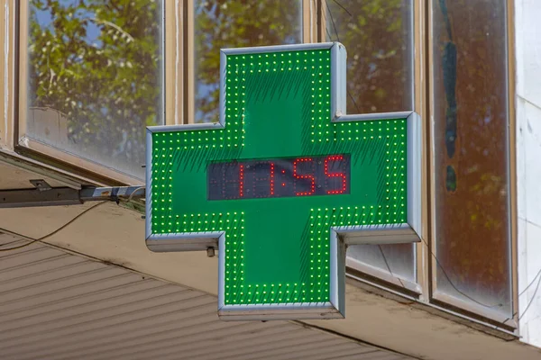 建筑物内的绿十字数码时钟显示 — 图库照片
