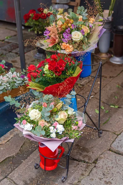 3ファンシー花花束 フロアスタンド花屋市場で — ストック写真