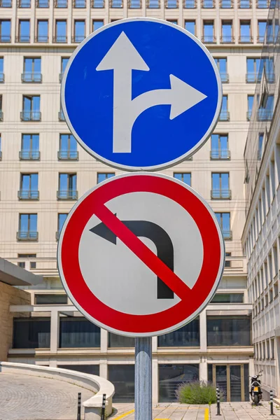 Směrové Šipky Rovně Vpravo Bez Levé Odbočit Road Sign — Stock fotografie