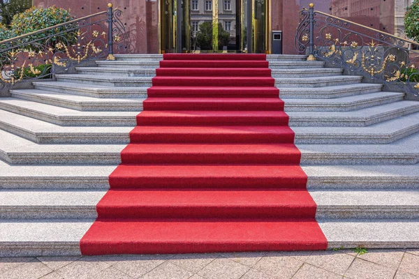 历史酒店大厦大理石楼梯入口的红地毯 — 图库照片