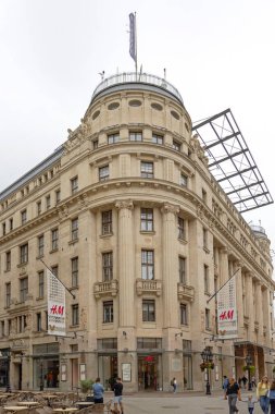 Budapeşte, Macaristan - 31 Temmuz 2022: İsveç Sancak Gemisi Giyim Mağazası Başkent Yaz Günü Vaci Caddesi 'nde HM.