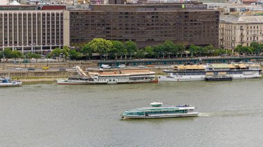 Budapeşte, Macaristan - 31 Temmuz 2022: Tuna Nehri Yaz Günü Seyahat Gemisi Gezisi Havacılık Manzarası.