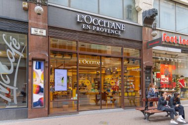 Budapeşte, Macaristan - 31 Temmuz 2022: Fransa Kozmetik Mağazası Loccitane en Provence, Vaci Caddesi, Capital City Yaz Günü.