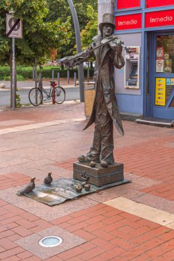 Szeged, Macaristan - 30 Temmuz 2022: Busker Man Şehir Merkezi 'nde Modern Bronz Sokak Müziği Heykeli Çalıyor.