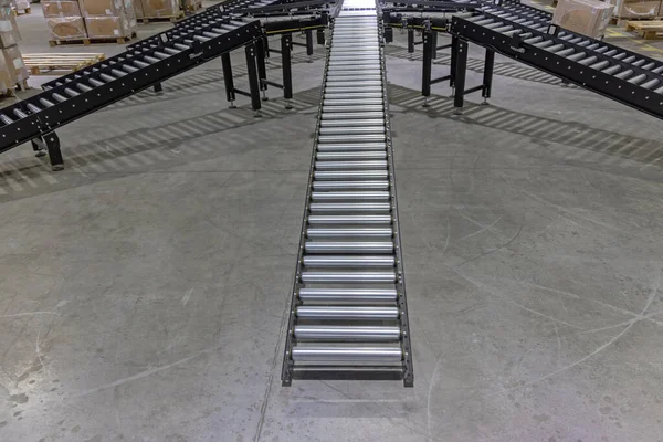 スチールメタルコンベアローラー重力スロープ分布倉庫 — ストック写真