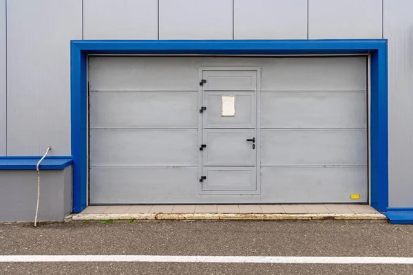 Ampie Porte Garage Con Porta Piccola Costruire — Foto Stock