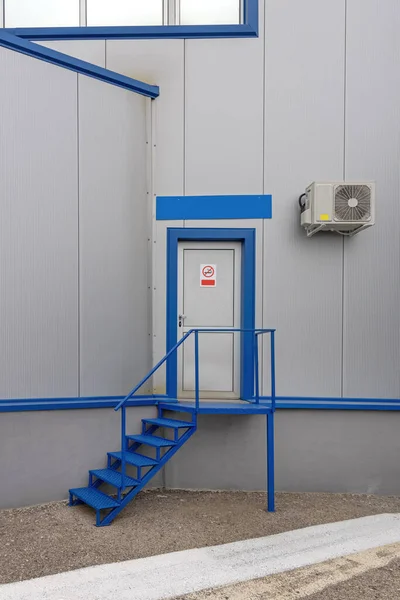 Puerta Entrada Escaleras Para Personas Edificio Almacén Distribución —  Fotos de Stock