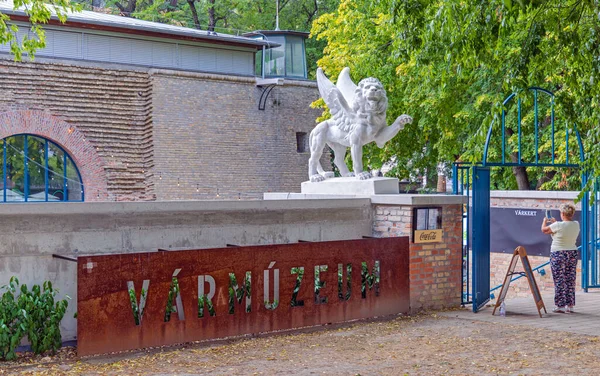 匈牙利塞格德 2022年7月30日 城市夏季下午城堡博物馆入口的钢制标志Varmuzeum Winged Lion Statue — 图库照片