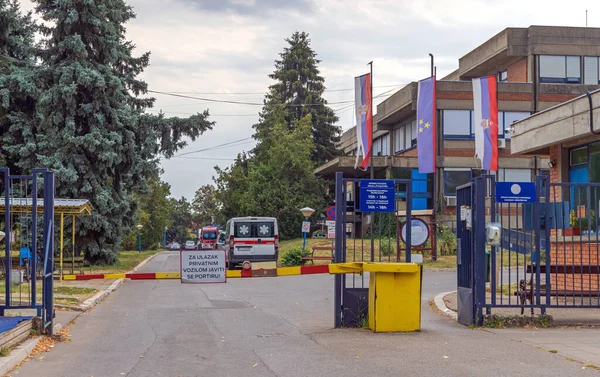 塞尔维亚Kikinda 2022年7月30日 Kikinda Vojvodina镇公共卫生医院大楼入口大门 — 图库照片
