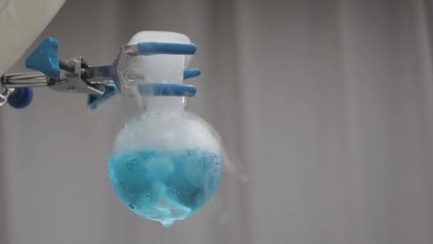 Experimento Hielo Seco Frasco Azul Proyecto Ciencia Laboratorio — Vídeos de Stock