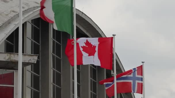 Italia Canada Norvegia Bandiere Davanti Centro Congressi Costruzione Summit Internazionale — Video Stock