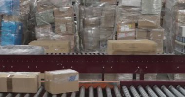 Paketler Kutular Depo Sıralamadaki Taşıyıcılarda Nakliyat Paketleri