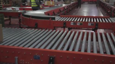 Nakliye Paketleri Dağıtım Deposundaki Taşıyıcıda Paketler Kutuları