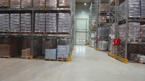 食糧パノラマで満たされる棚付けシステムが付いている配達センターの倉庫の内部 — ストック動画