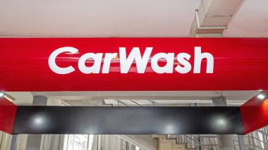 Kırmızı Otomatik Tünel Servis İstasyonunda Beyaz Metni İmzala