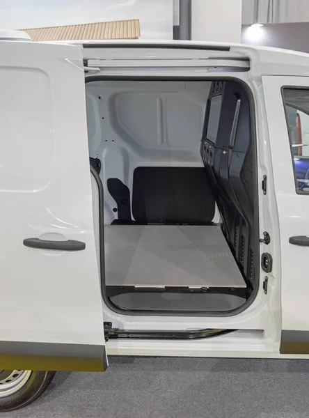 Otwarte Drzwi Przesuwne White Delivery Minivan Transport — Zdjęcie stockowe