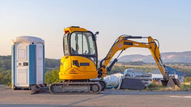 Otoyol İnşaat Alanında Taşınabilir Tuvalet Kabini ve Mini Kazı Makinesi