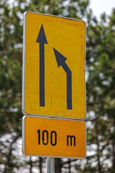 Lane Trafiği Öndeki Yol Şareti Uyarısının Birleştiriliyor — Stok fotoğraf