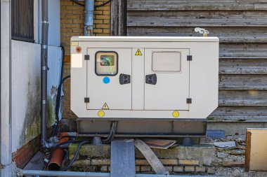 Binanın arkasındaki Yedek Elektrik Güç Dizel Üretici Kutusu