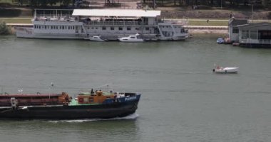Belgrad, Sırbistan - 25 Temmuz 2021: Sava Nehri Yaz Günü 'nde İç Kargo Gemisi Panonu.