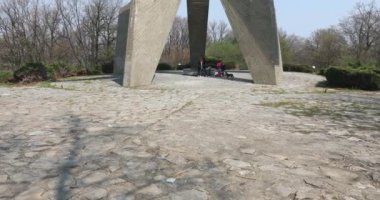 Sopot, Sırbistan - 13 Nisan 2020: Kosmaj Dağı 'nda Partizan Askerler İçin Somut Yapı Altında Oynayan Çocuklar Anıtı.