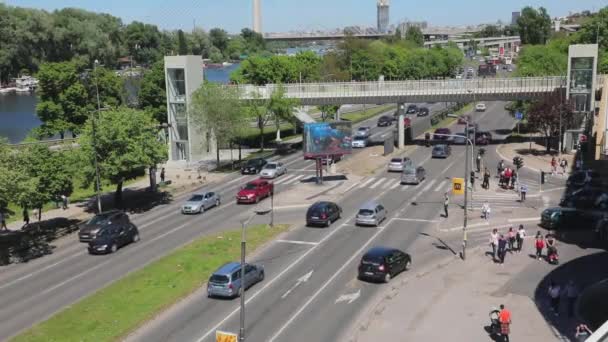 Belgrad Serbien Mai 2021 Erhöhter Fußgängersteg Über Verkehr Und Brücke — Stockvideo
