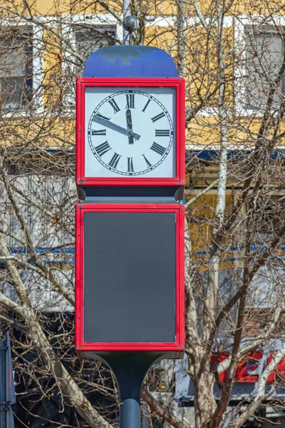 Freistehende Öffentliche Uhr Mit Römischen Ziffern — Stockfoto
