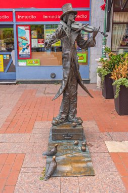 Szeged, Macaristan - 30 Temmuz 2022: Şehir Merkezi 'nde Sokak Müziği Bülteni Modern Bronz Heykeli Çalan Adam.